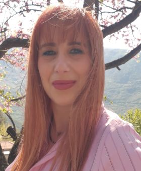 Ανθρώπινη πορτρέτο γυναίκας με φόντο ανθισμένο δέντρο.