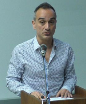 Άνδρας ομιλητής σε διάλεξη ή παρουσίαση στο Τμήμα Ιστο.