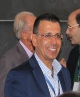 Προφίλ καθηγητή σε συνέδριο, χαμόγελο, επίσημο ντύσιμο.