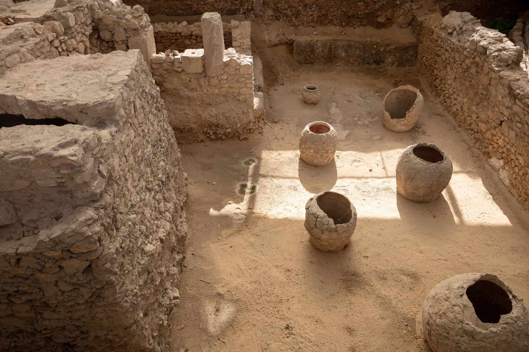Αρχαία αποθήκη με πήλινα αγγεία σε ανασκαφή στην Ιστορ.