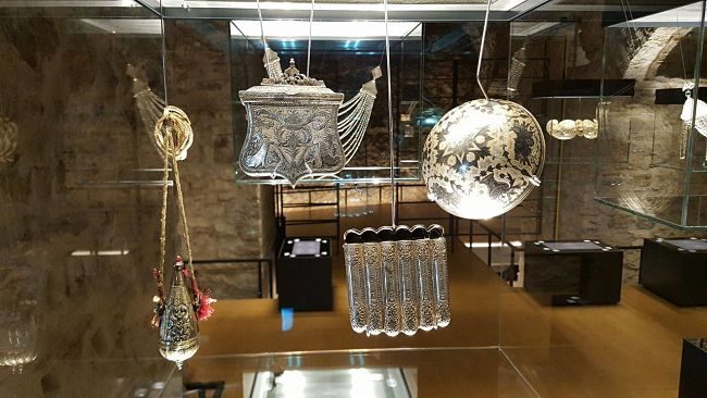 Αρχαιολογικά εκθέματα σε βιτρίνα με ιστορικά αντικείμ.