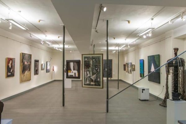 Εικόνα από την έκθεση τέχνης στο Τμήμα Ιστορίας και Αρχαιολογίας, Πανεπιστήμιο Ιωαννίνων, με έργα ζω.